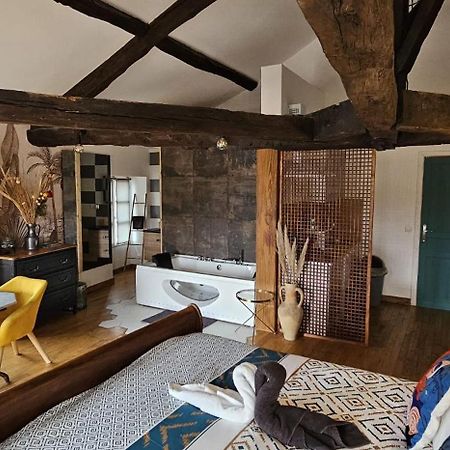 Suite Penthouse Romantique, Confolens, Charente Bagian luar foto